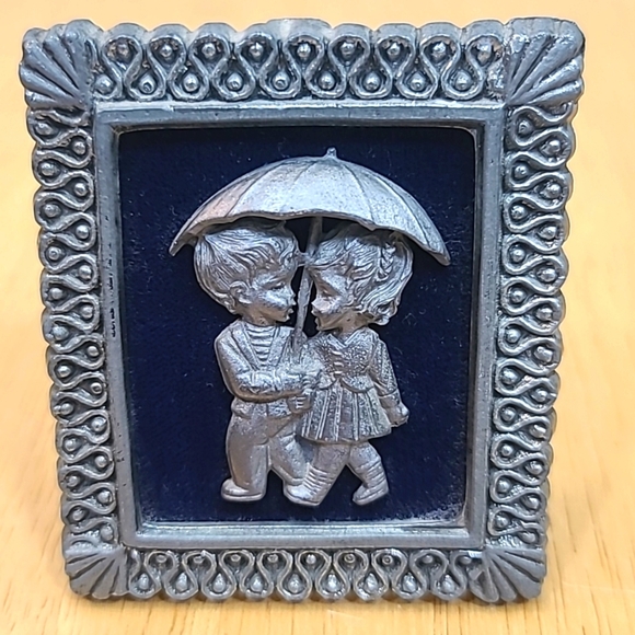 Vintage Boy & Girl Holding Umbrella 3D Picture Made Of Metal Pewter - Picture 4 of 6